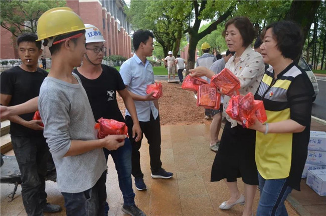 炎炎夏日送清涼，點滴關懷暖人心——城投集團各黨支部開展“送清涼”慰問一線員工活動