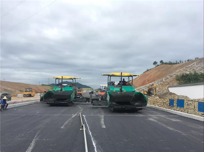 景德鎮這條道路進入瀝青攤鋪階段，機場直達景北高鐵站的“最后一公里”即將通車