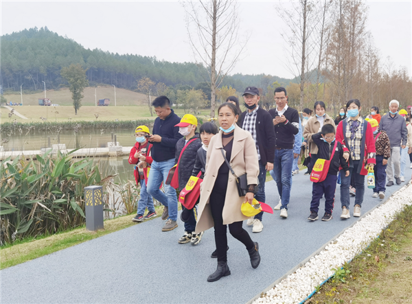 “千人市民觀察團”走進城投集團龍山湖公園、陶瓷產業加速基地等項目