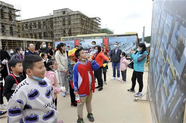 “千人市民觀察團”走進城投集團龍山湖公園、陶瓷產業加速基地等項目