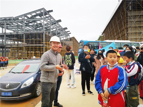 “千人市民觀察團”走進城投集團龍山湖公園、陶瓷產業加速基地等項目